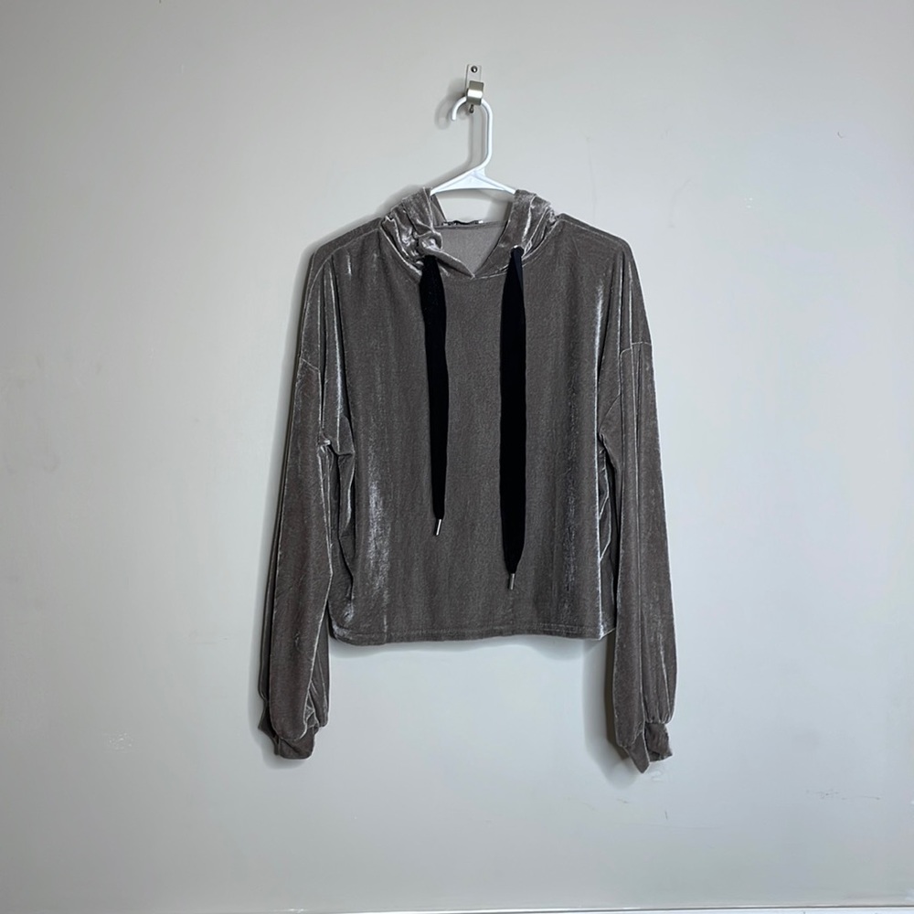 Chic sweatshirt with ribbon detail!